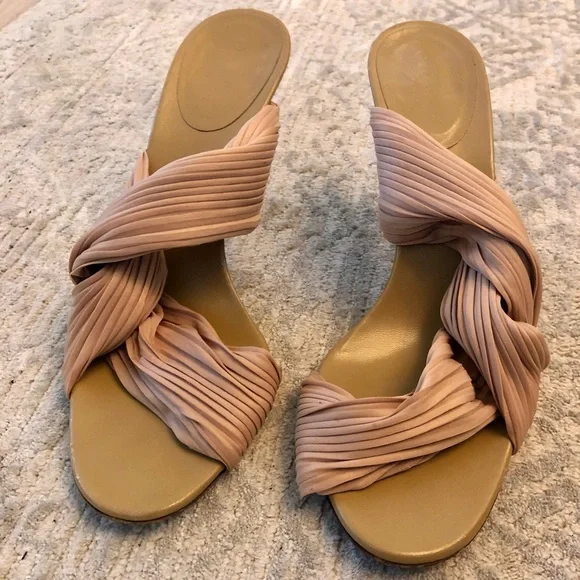 GUCCI Nude Stretch Satin 8.5 Heel - Picture 2 of 6